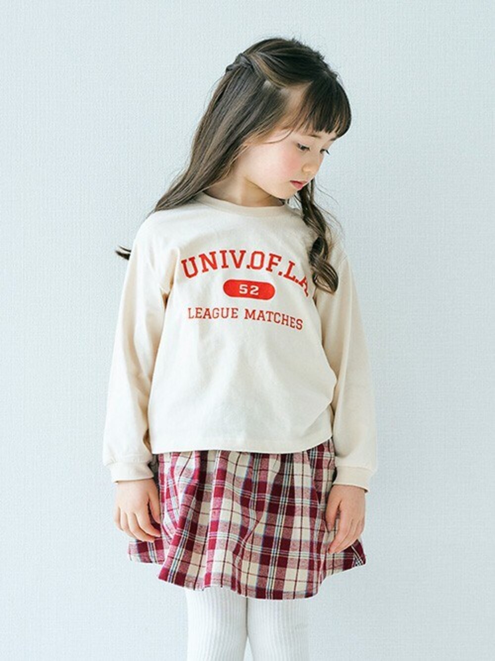 「チェック、スカート、カジュアル、キッズコーデ、女の子、長袖Tシャツ、秋コーデ、エフオーオンラインストア(F.O.Online Store)、apres les cours、F.O.Online Store」｜「apres les coursの5柄ロゴ・モチーフTシャツ（Tシャツ/カットソー、ホワイト系）」を使った、F.O.OnlineStoreさん（キッズ・110cm）の秋コーディネートの1枚目の写真