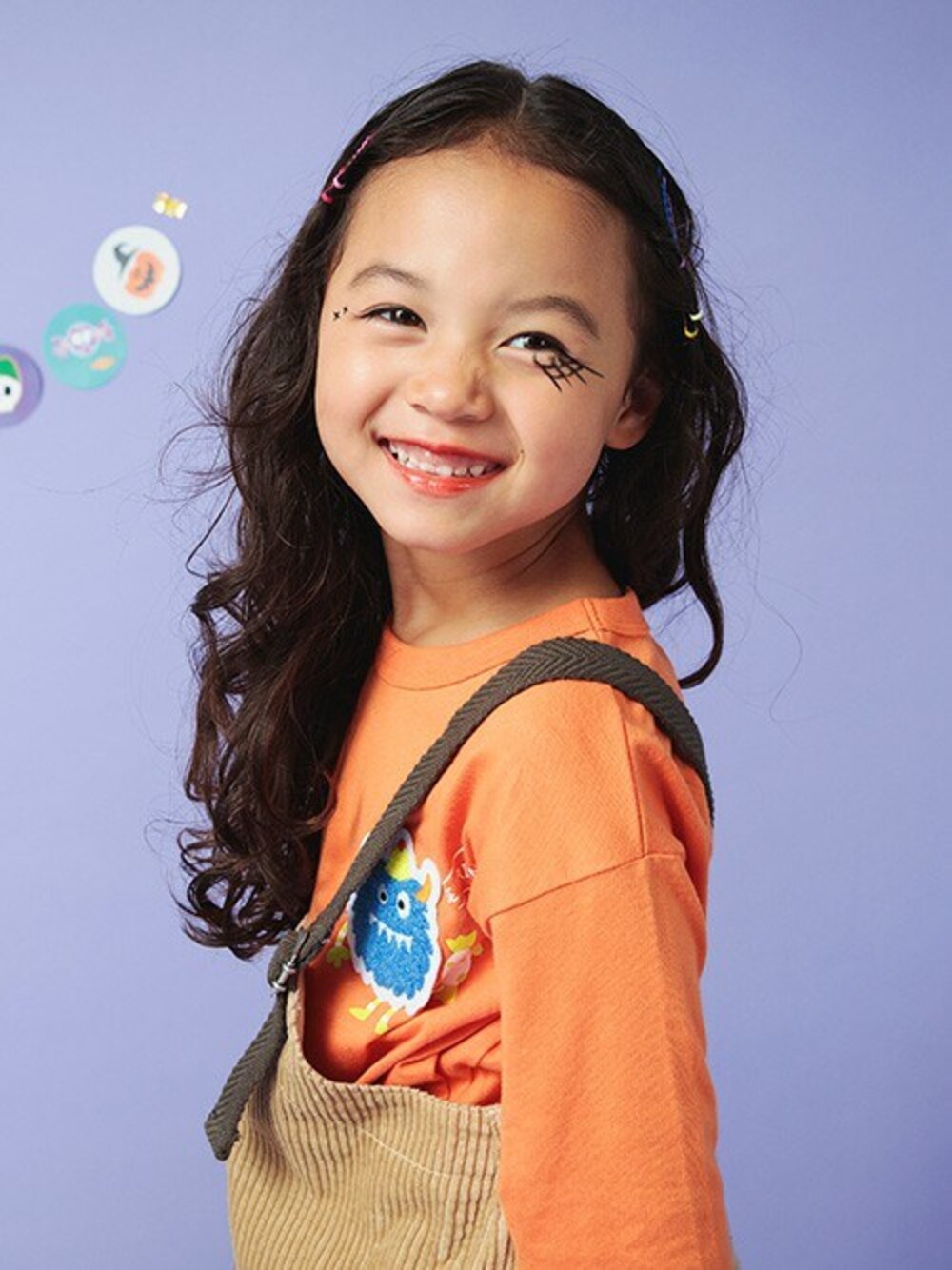 「コーデュロイ、サロペット、halloween、ハロウィン、オレンジ、キッズコーデ、女の子、秋コーデ、エフオーオンラインストア(F.O.Online Store)、F.O.Online Store」｜「BREEZEの【リンクコーデ可能】ハッピーハロウィンTシャツ（Tシャツ/カットソー、オレンジ系）」を使った、F.O.OnlineStoreさん（キッズ・110cm）の秋コーディネートの1枚目の写真