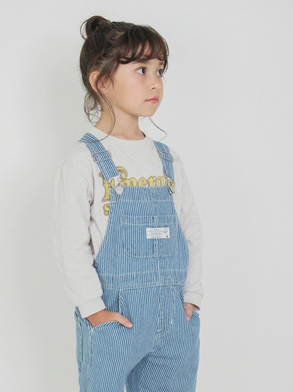 「カジュアル、アウトドアスタイル、サロペット、キッズコーデ、女の子、BREEZE、秋冬コーデ、シェフパンツ、エフオーオンラインストア(F.O.Online Store)、F.O.Online Store」｜「BREEZEの4柄シティロゴTシャツ（Tシャツ/カットソー、ホワイト系）」を使った、F.O.OnlineStoreさん（キッズ・110cm）の秋コーディネートの1枚目の写真