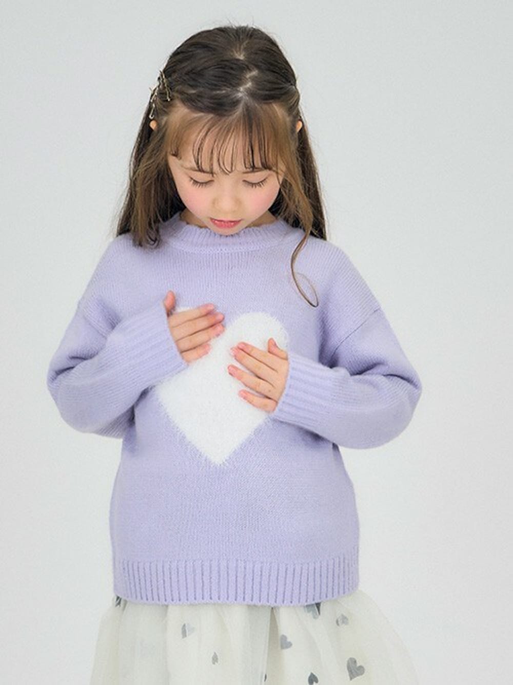 「ニット、冬コーデ、チュールスカート、ふわふわ、ラベンダー、キッズコーデ、女の子、エフオーオンラインストア(F.O.Online Store)、apres les cours、F.O.Online Store」｜「apres les coursの【マシンウォッシャブル】3柄バラエティニット（ニット/セーター、パープル系）」を使った、F.O.OnlineStoreさん（キッズ・110cm）の秋コーディネートの1枚目の写真