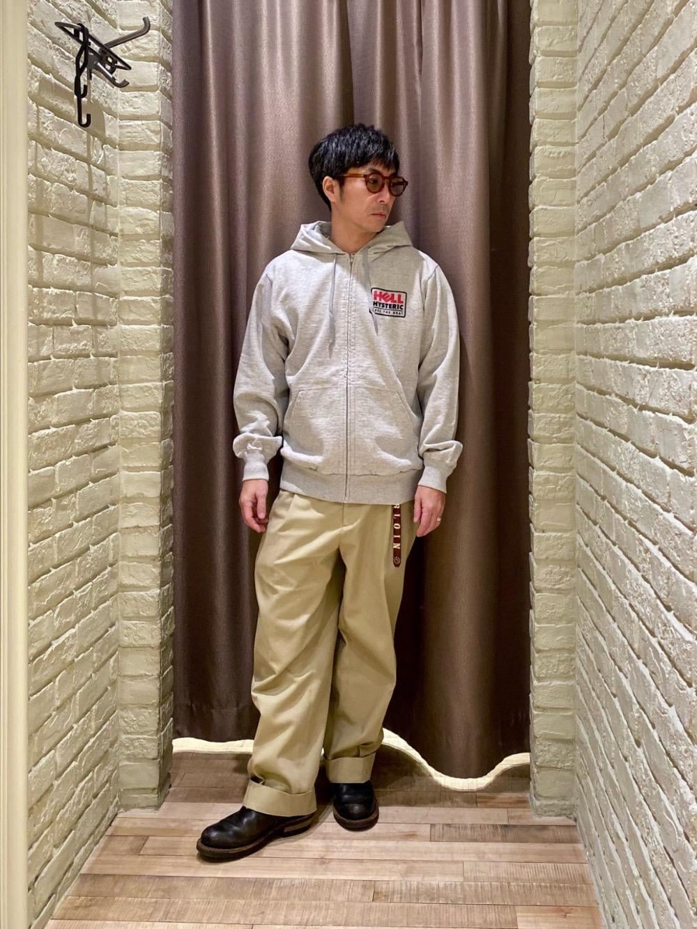 「アメカジ、パーカー、ヒステリックグラマー、HYSTERIC GLAMOUR、ワイドパンツ 」｜「HYSTERIC GLAMOURの1タック ワイドチノパンツ（チノパンツ、ベージュ系）」を使った、HAMAさん（メンズ・163cm）の冬コーディネートの1枚目の写真