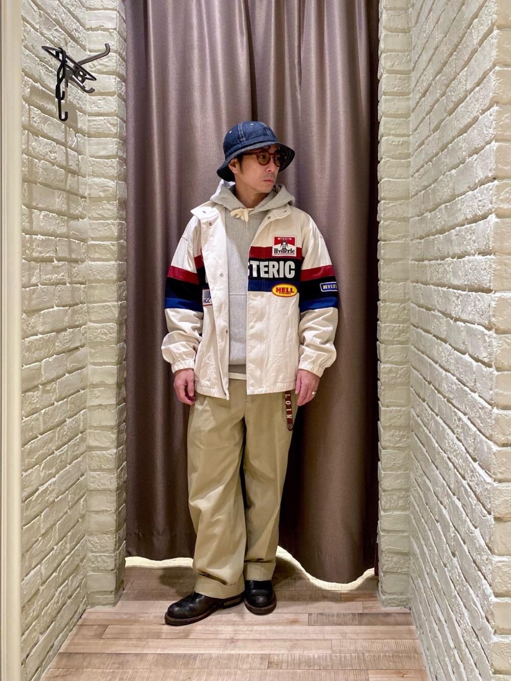 「アウター、アメカジ、パーカー、ヒステリックグラマー、HYSTERIC GLAMOUR、ワイドパンツ 」｜「HYSTERIC GLAMOURの1タック ワイドチノパンツ（チノパンツ、ベージュ系）」を使った、HAMAさん（メンズ・163cm）の春コーディネートの1枚目の写真
