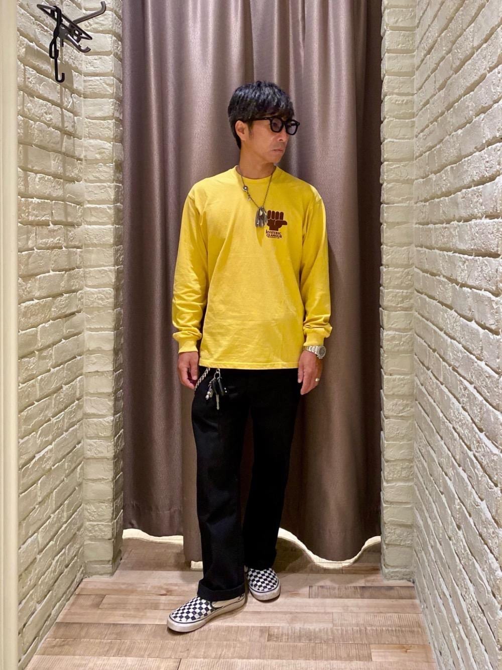 ブラック系のチノパンツ、イエロー系のTシャツ/カットソーを着用したメンズの秋コーディネートの1枚目の写真