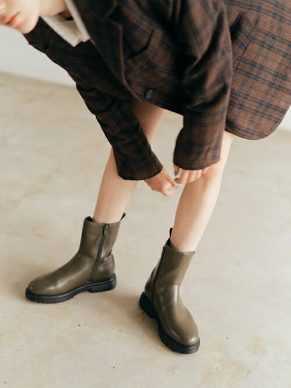 「ジャケット、カーキ、ハーフパンツ、サイドゴアブーツ、厚底シューズ、ジャケットスタイル、シャツスタイル、厚底ブーツ、サイドゴアブーツ 黒」｜「coca（ANDEX shoes product）のcoca / 内側ファスナー付き サイドゴアショートブーツ 422008（ブーツ、グリーン系）」を使った、coca（coca official）さん（レディース・155cm）の冬コーディネートの1枚目の写真