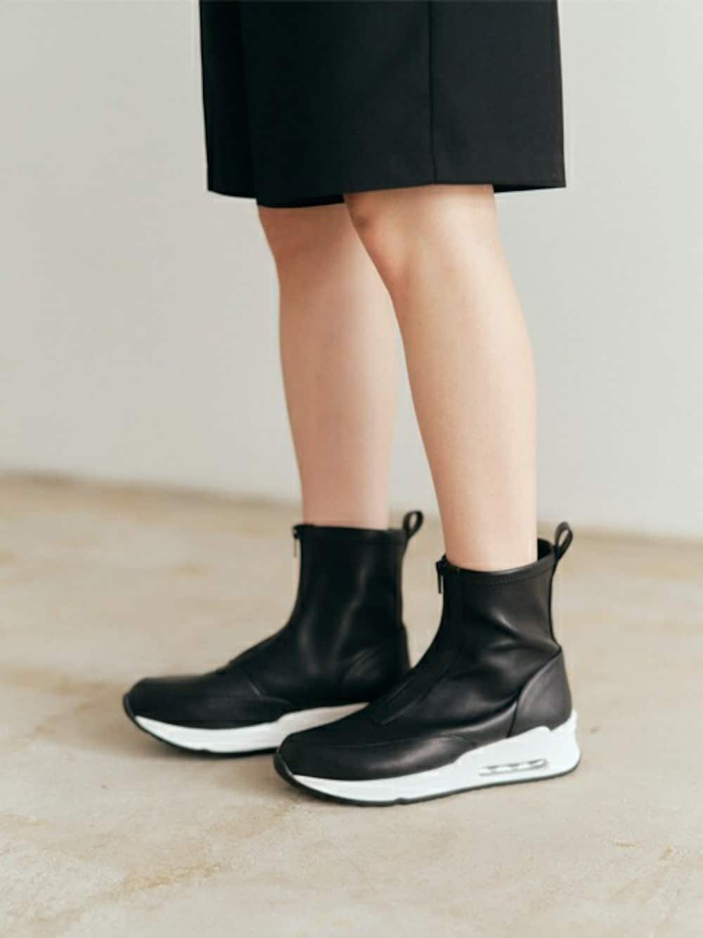 「スニーカー、ジャケット、ブーツ、スニーカーコーデ、ハーフパンツ、厚底シューズ、ラクチンコーデ、低身長コーデ、韓国ファッション」｜「coca（ANDEX shoes product）のcoca / フロントファスナー ハイカットスニーカー 422007（ブーツ、ブラック系）」を使った、coca（coca official）さん（レディース・155cm）の冬コーディネートの1枚目の写真