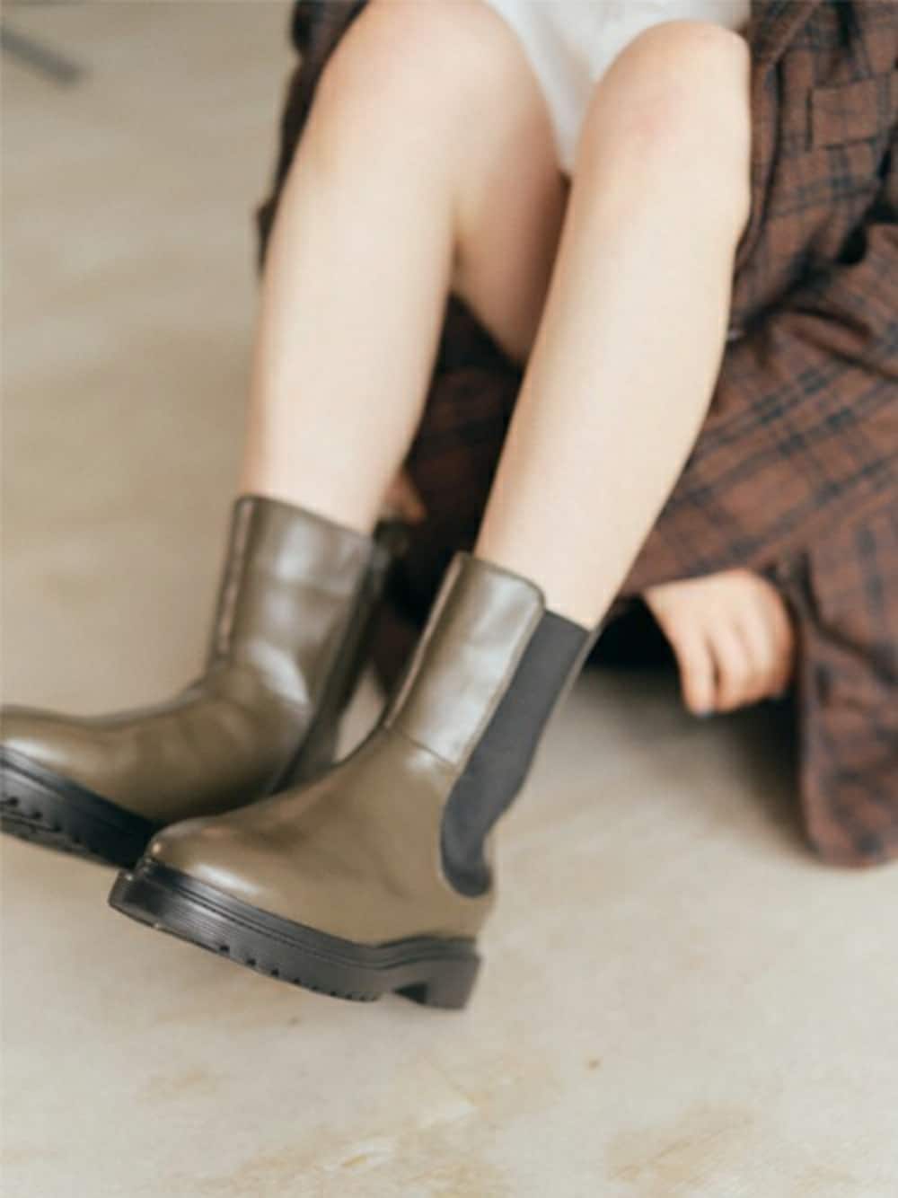 「ジャケット、ブーツ、冬コーデ、ハーフパンツ、サイドゴアブーツ、厚底シューズ、ジャケットスタイル、厚底ブーツ、韓国ファッション、おしゃれさんと繋がりたい」｜「coca（ANDEX shoes product）のcoca / 内側ファスナー付き サイドゴアショートブーツ 422008（ブーツ、グリーン系）」を使った、coca（coca official）さん（レディース・155cm）の冬コーディネートの1枚目の写真