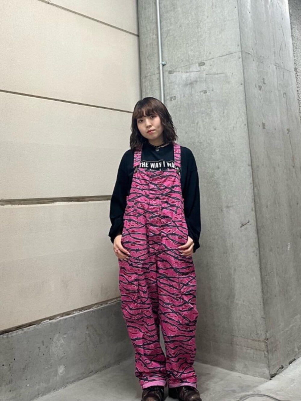 「ロンT、HYSTERIC GLAMOUR」｜「HYSTERIC GLAMOURのプラケットオーバーオール（つなぎ/オールインワン、ピンク系）」を使った、nanahoさん（レディース・149cm）の秋コーディネートの1枚目の写真