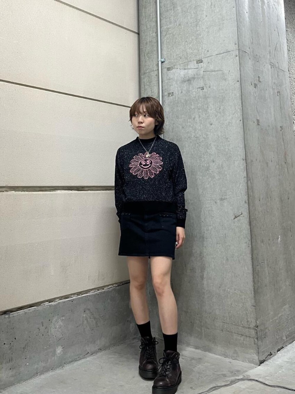 FLOWER POWER刺繍 ショート丈スウェットを使った人気ファッション