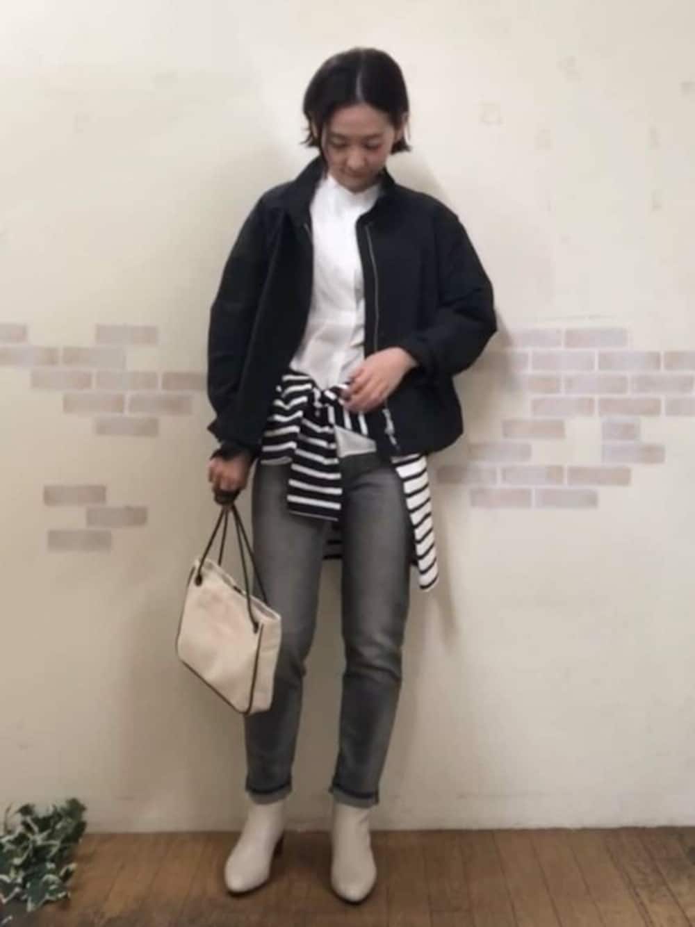 ブルー系のブルゾン、ホワイト系のシャツ/ブラウス、ブルー系のTシャツ/カットソーを着用したレディースの春コーディネートの1枚目の写真