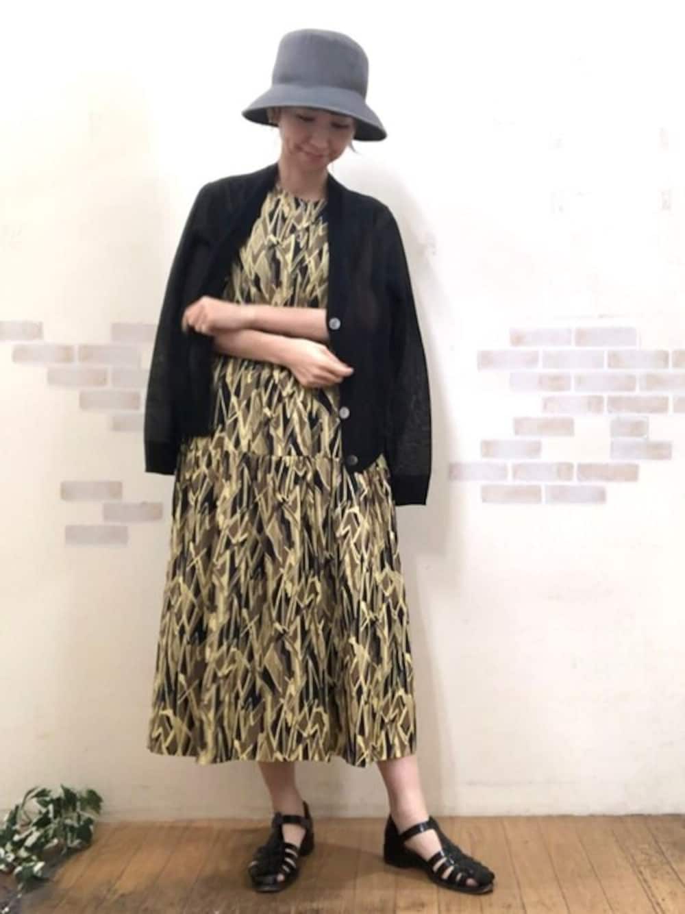 ブルー系のワンピース、ブラック系のカーディガン/ボレロ、ブラック系のサンダルを着用したレディースの夏コーディネートの1枚目の写真