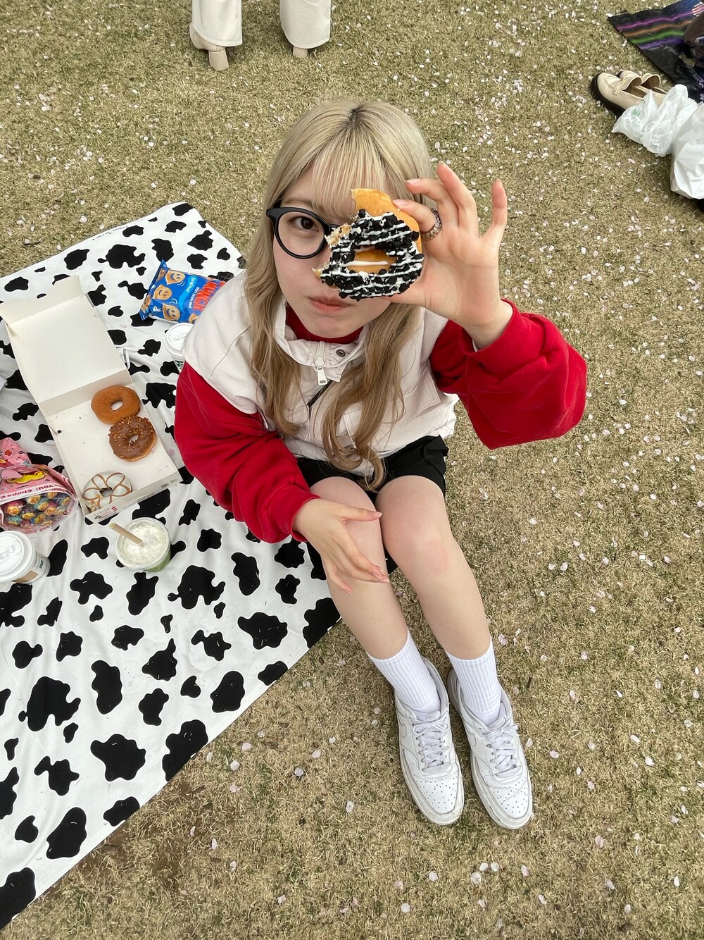 「春コーデ、春服コーデ、カジュアルコーデ、お花見コーデ、カラーコーデ、パンツスタイル、スニーカーコーデ、低身長女子」｜「H&Mのアイテム（ジャケット/アウター、ホワイト系）」を使った、真愛さん（レディース・150cm）の春コーディネートの1枚目の写真