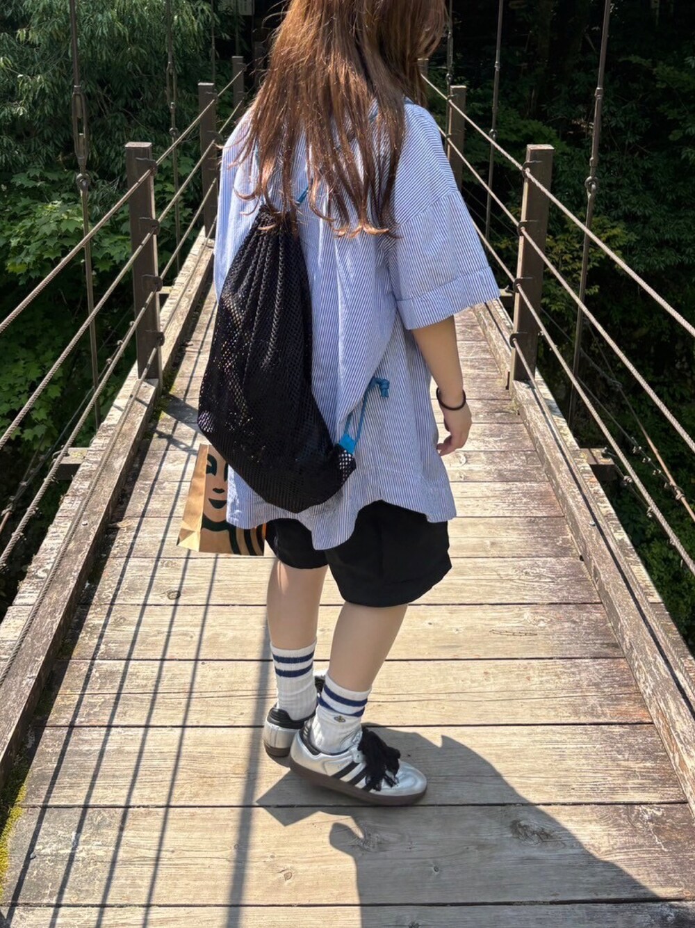 「レジャー、休日スタイル、ラクチンコーデ、シャツコーデ、旅行コーデ」｜「adidasのSAMBA OG W　JI4218（スニーカー、シルバー系）」を使った、真愛さん（レディース・150cm）の秋コーディネートの1枚目の写真