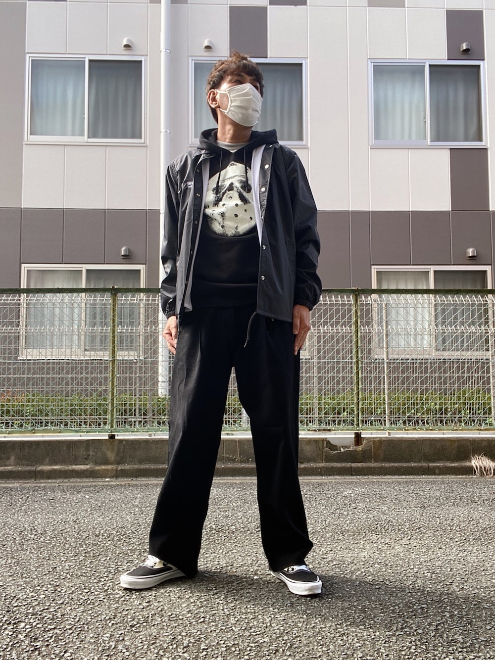 「お洒落さんとつながりたい、秋のコーデ、いいね、save、フォローお願いします🤑、ワイドパンツ、コーチジャケット、M&M CUSTOM PERFORMANCE、minedenim、野口強、キムタク、VANS、パーカー、フーディー、スニーカー、デニムパンツ、ブラックコーデ」｜「MINEDENIMのアイテム（デニムパンツ、ブラック系）」を使った、つったんさん（メンズ・182cm）の秋コーディネートの1枚目の写真