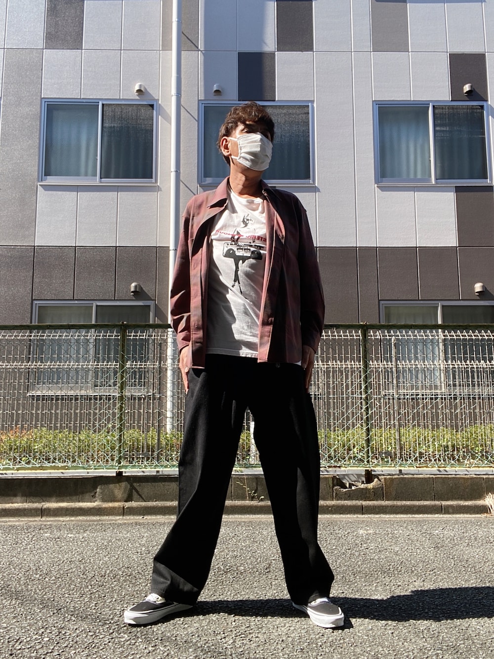 「秋コーデ、お洒落さんとつながりたい、minedenim、キムタク、WACKO MARIA、VANS、スニーカー、デニムパンツ、ワイドパンツ、シャツスタイル」｜「MINEDENIMのアイテム（デニムパンツ、ブラック系）」を使った、つったんさん（メンズ・182cm）の秋コーディネートの1枚目の写真