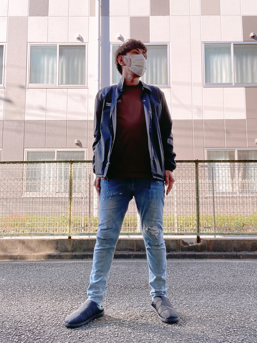 「秋のコーデ、おしゃれさんと繋がりたい、デニム、サンダル、M&M CUSTOM PERFORMANCE、コーチジャケット、ロンT、ZARA、いいね、save、フォローお願いします🤑」｜「ZARAのアイテム（デニムパンツ、ブルー系）」を使った、つったんさん（メンズ・182cm）の秋コーディネートの1枚目の写真