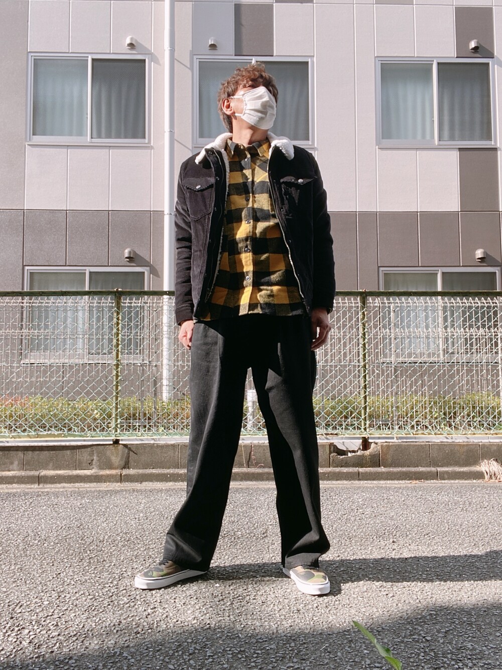 「休日コーデ、秋冬コーデ、黒、コーデュロイ、ボアジャケット、スニーカー、デニムパンツ、minedenim、WINDANDSEA、VANS、おしゃれさんと繋がりたい、メンズファッション、abathingape、チェックシャツ、ブラックデニム」｜「WIND AND SEAのアイテム（シャツ/ブラウス、イエロー系）」を使った、つったんさん（メンズ・182cm）の秋コーディネートの1枚目の写真