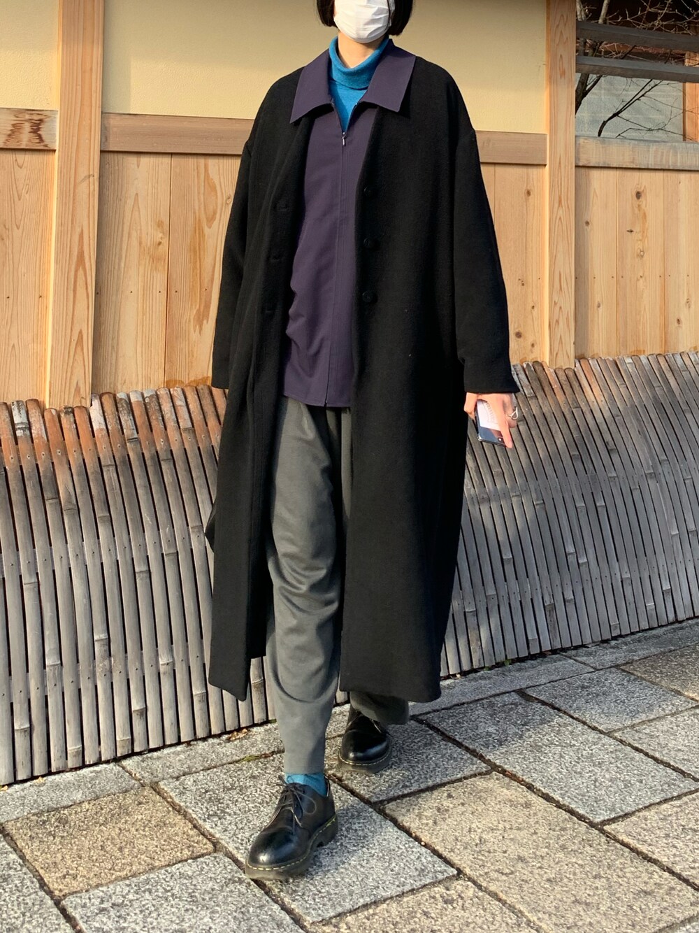 「シンプル、オトナカジュアル、きれいめカジュアル、休日スタイル、UNIQLO、スウェットパンツ」｜「Dr. Martensのアイテム（ドレスシューズ、ブラック系）」を使った、kaeさん（レディース・172cm）の春コーディネートの1枚目の写真