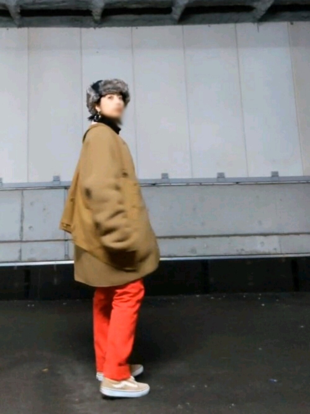 「UNIQLO×Engineered Garments、レイヤードスタイル、フライトキャップ、NEW ERA×Yohji Yamamoto、赤パンツ、oldskool、VANS、ベスト、🦆、カモ柄」｜「UNIQLOのフリースノーカラーコート（その他アウター、ベージュ系）」を使った、yumi☆さん（レディース・159cm）の冬コーディネートの1枚目の写真