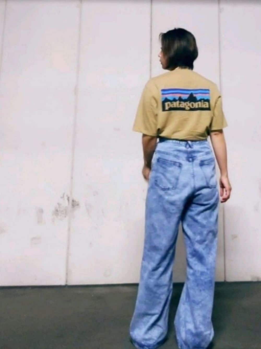 ブルー系のデニムパンツ、ベージュ系のスニーカー、ベージュ系のTシャツ/カットソーを着用したレディースの夏コーディネートの1枚目の写真