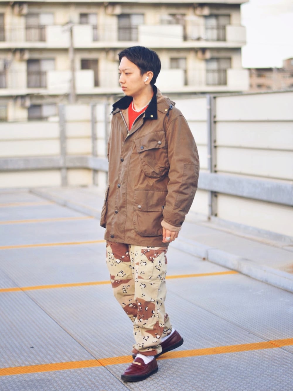 「冬コーデ、オトナカジュアル、ロスコ、ミリタリー、ミリタリージャケット、大人コーデ、デザートカモ、ローファー、barbour、カーゴパンツ、古着MIX、赤、今日のコーデ」｜「CONVERSEのCONVERSE CS LOAFER SK TOYA HORIUCHI + / コンバース CS ローファー SK トウヤホリウチ ＋（スニーカー、ブラウン系）」を使った、おまめくんさん（メンズ・171cm）の冬コーディネートの1枚目の写真