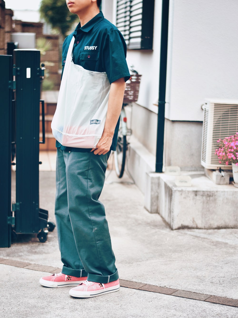 「カジュアルコーデ、春夏コーデ、ワークパンツ、ワークシャツ、stussy、サコッシュ、ディッキーズ(Dickies)、Dickies、コンバース、converse、ワンスター、onestar」｜「Dickiesの【Dickies/ディッキーズ】 THE ORIGINAL 874 ワイドチノパンツ TCツイル（チノパンツ、グレー系）」を使った、おまめくんさん（メンズ・170cm）の春コーディネートの1枚目の写真
