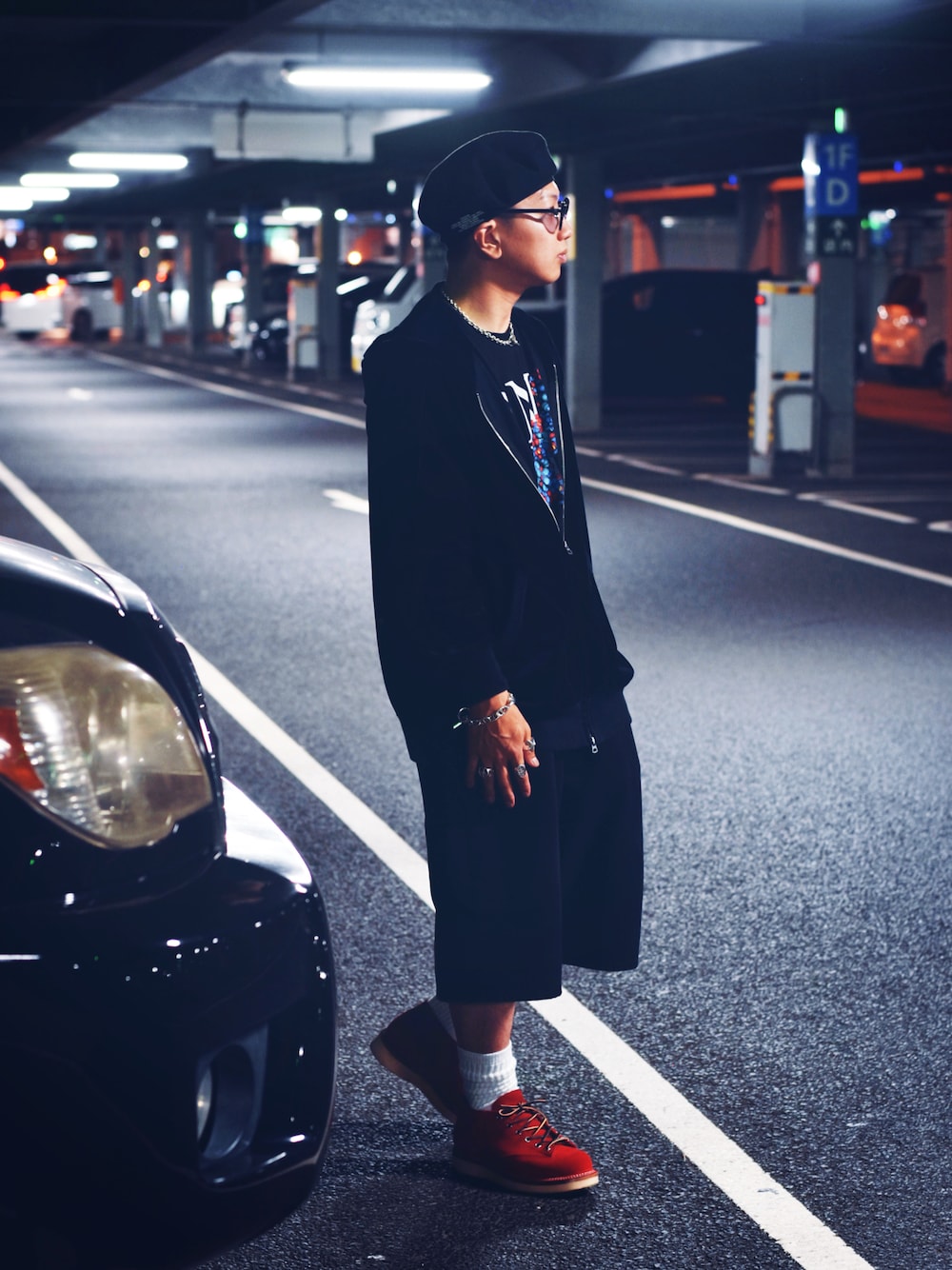 「古着MIX、黒パーカー、黒コーデ、革靴、ブーツ、サングラス、今日のコーデ、ベロア、黒系、ストリート」｜「VINTAGEのfoot monkey ロッキングシューズ（ブーツ、レッド系）」を使った、おまめくんさん（メンズ・171cm）の春コーディネートの1枚目の写真