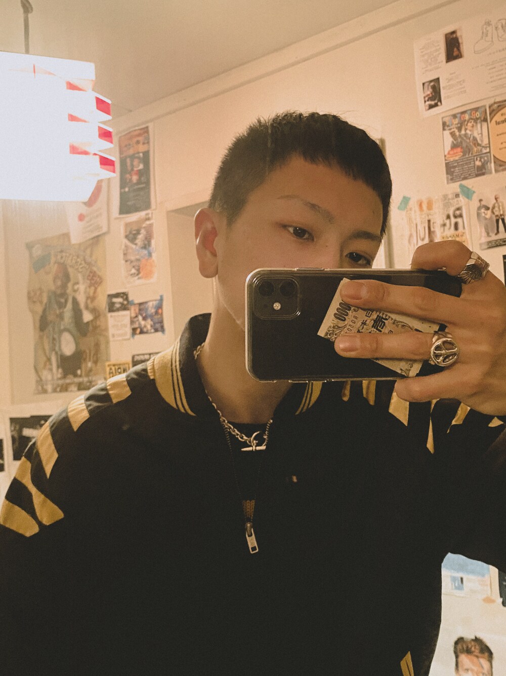 「メンズコーデ、シンプルスタイル、supreme、ストリートコーデ、ストリートファッション、セーター、シルバーアクセサリー、インディアンジュエリー、今日のコーデ、服好きな人と繋がりたい」｜「LAVERの【LAVER/ラバー】チェーン（ブレスレット、シルバー系）」を使った、おまめくんさん（メンズ・170cm）の冬コーディネートの1枚目の写真