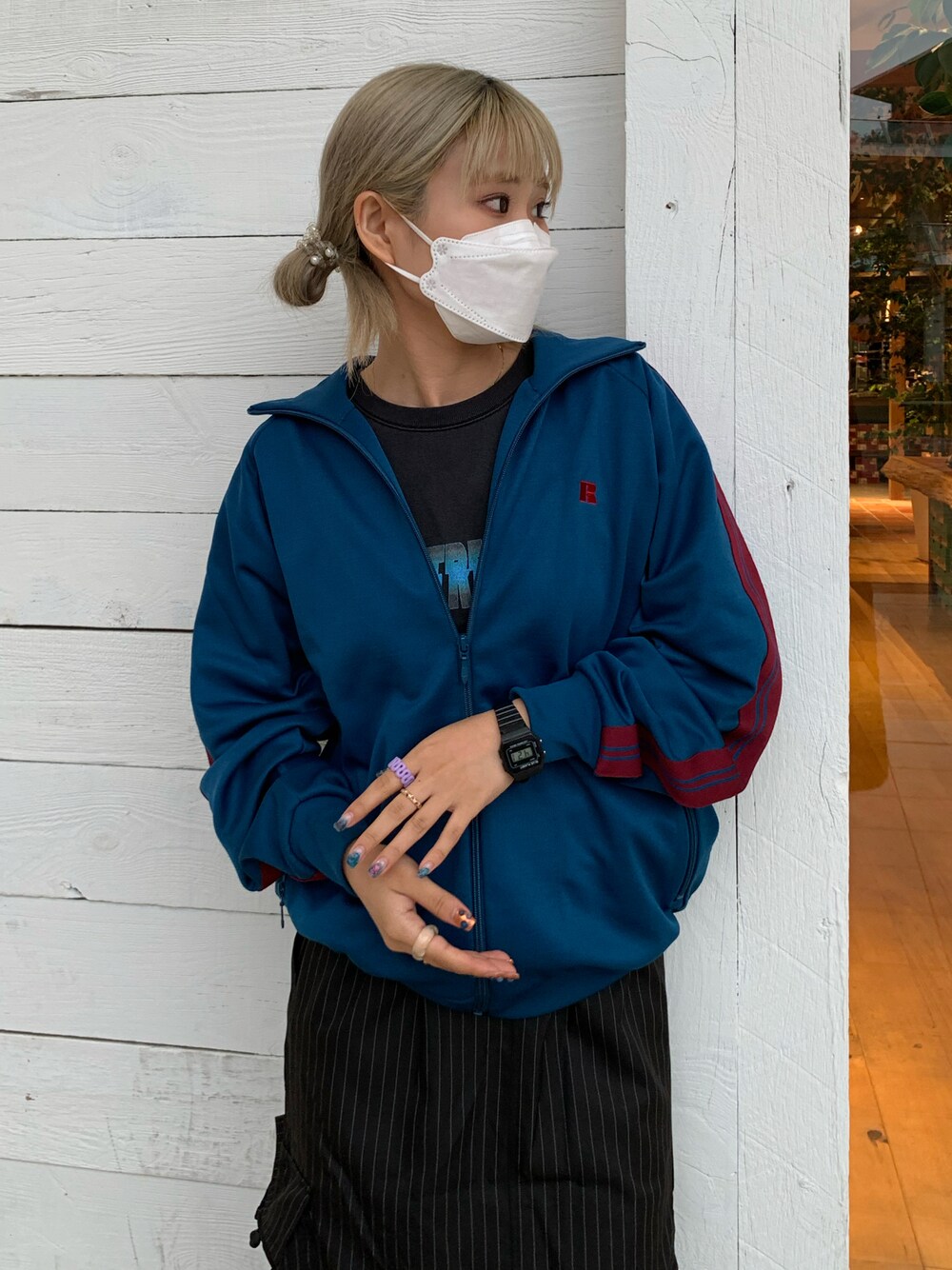 ブラック系のスカートを着用したレディースの秋コーディネートの1枚目の写真