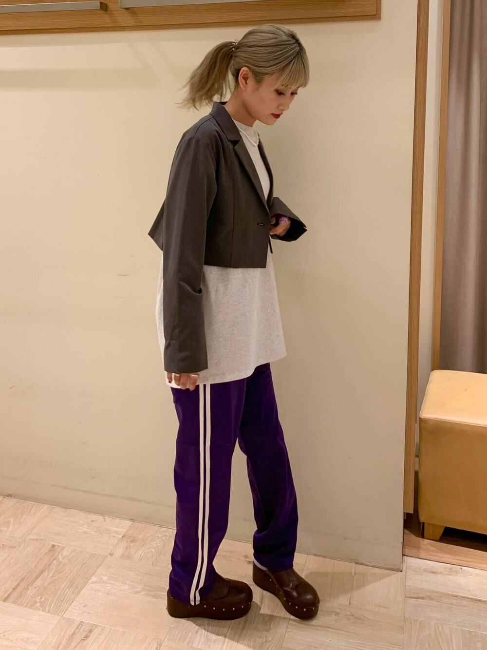 グレー系のテーラードジャケット、パープル系のその他パンツ、ホワイト系のTシャツ/カットソーを着用したレディースの秋コーディネートの1枚目の写真