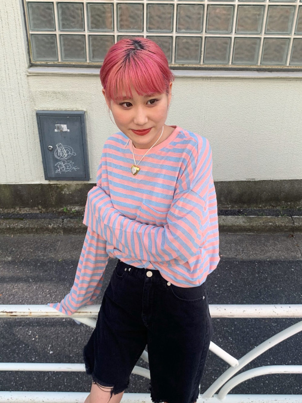 ピンク系のTシャツ/カットソー、ブラック系のデニムパンツを着用したレディースの夏コーディネートの1枚目の写真