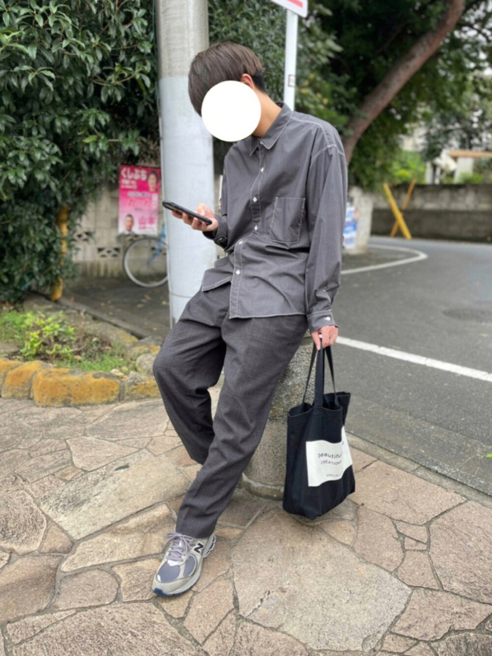「シンプル、ゆるコーデ、休日スタイル、秋コーデ、ワントーンコーデ、ニューバランス、シャツスタイル、グレーコーデ」｜「NEW BALANCEのnew balance/ML2002（スニーカー、グレー系）」を使った、びっきーさん（メンズ・176cm）の秋コーディネートの1枚目の写真