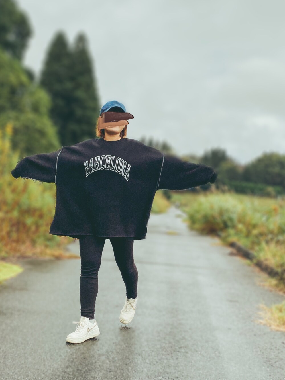 ベージュ系のスニーカー、ブラック系のデニムパンツ、ブラック系のスウェットを着用したレディースの秋コーディネートの1枚目の写真