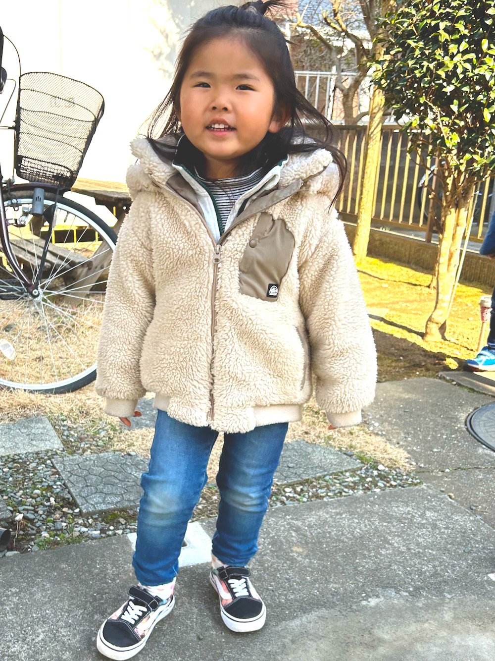 「カジュアル、VANSのスニーカー、デニム、デニムコーデ、キッズファッション、キッズコーデ、3歳、３歳女の子、スニーカー女子」｜「Right-onのアイテム（ジャケット/アウター、ベージュ系）」を使った、shocoさん（レディース・160cm）の春コーディネートの1枚目の写真