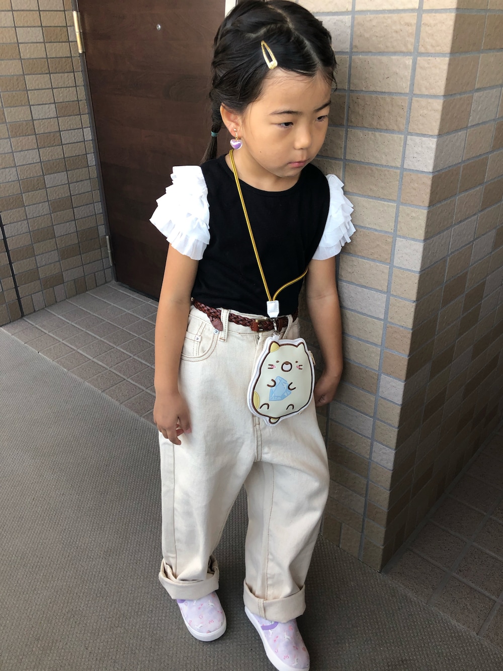 「休日コーデ、シンプルコーデ、すみっコぐらし」｜「classicalelfのキッズ ゆったりハイウエスト 無地 ワイドストレートデニムパンツ（フルレングス）（デニムパンツ、ベージュ系）」を使った、momo♡さん（キッズ・100cm）の秋コーディネートの1枚目の写真