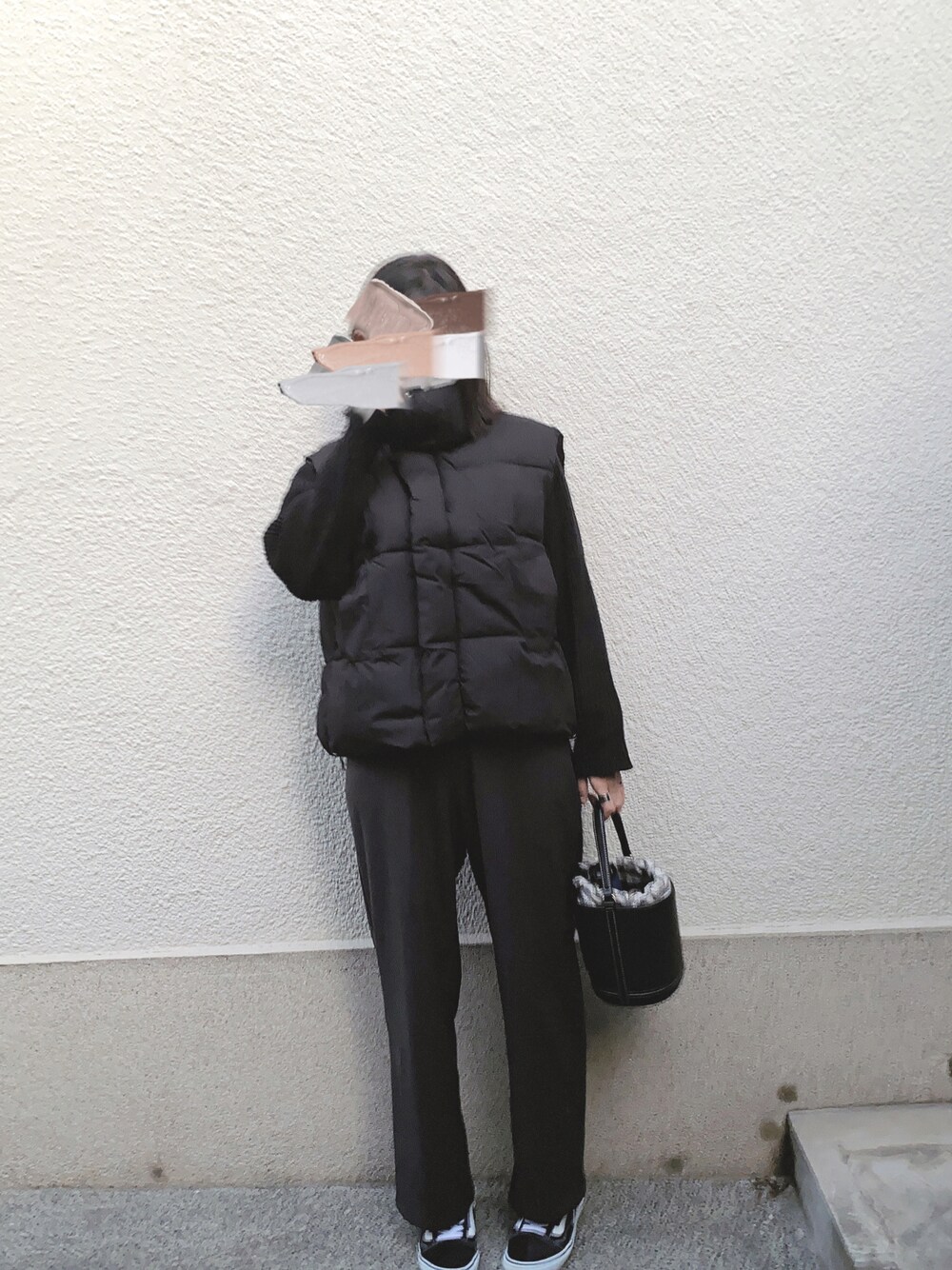 「whoswhogallery、お洒落さんとつながりたい、冬のコーデ、パンツスタイル、RiLi STORE、MICHEAL KORS、VANS、シンプル、ダウンベスト」｜「Rilistoreのアイテム（ダウンベスト、ブラック系）」を使った、ayaさん（レディース・168cm）の冬コーディネートの1枚目の写真