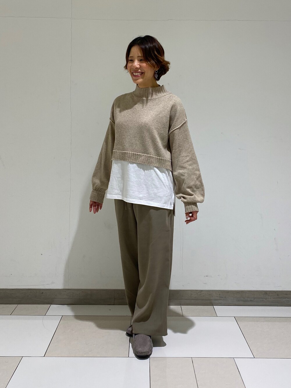 「レイヤードスタイル、タートルネック、モカシン、イージーパンツ、ラクチンコーデ、淡色コーデ、オトナカジュアル、お洒落さんとつながりたい、ニットコーデ、サマンサモスモスブルー」｜「Samansa Mos2 blueのレイヤード風ニットプルオーバー（ニット/セーター、ベージュ系）」を使った、ミホ🐈🐾さん（レディース・156cm）の冬コーディネートの1枚目の写真