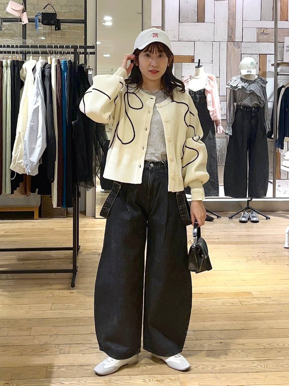 「着痩せ・細見え、差し色コーデ、ワントーン、ローリーズスタイル_LOWRYS FARM、LOWRYS FARM、カーディガン、デニムパンツ、スニーカー、春コーデ」｜「A part byの≪追加2≫SUS/ビーズネックレス（ネックレス、ゴールド系）」を使った、maumauさん（レディース・160cm）の冬コーディネートの1枚目の写真