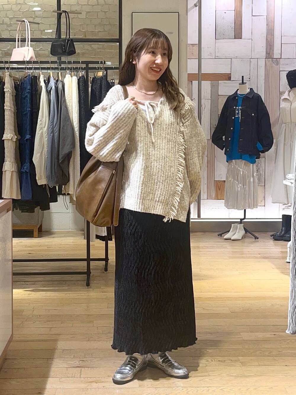 「着痩せ・細見え、差し色コーデ、ワントーン、ローリーズスタイル_LOWRYS FARM、LOWRYS FARM、ニット、スカート、秋コーデ、ローファー」｜「LOWRYS FARMのスタイルＵＰカップクロップド　111886（Tシャツ/カットソー、ホワイト系）」を使った、maumauさん（レディース・160cm）の秋コーディネートの1枚目の写真