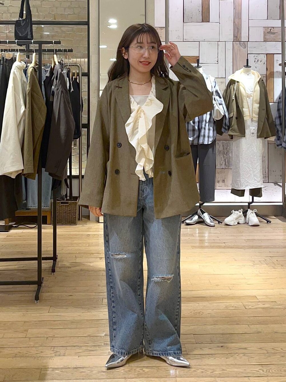 「LOWRYS FARM、着痩せ・細見え、差し色コーデ、ワントーン、ローリーズスタイル_LOWRYS FARM、ブラウス、デニムパンツ、ジャケット、春コーデ、春夏コーデ」｜「A part byの≪追加2≫SUS/ビーズネックレス（ネックレス、ゴールド系）」を使った、maumauさん（レディース・160cm）の春コーディネートの1枚目の写真