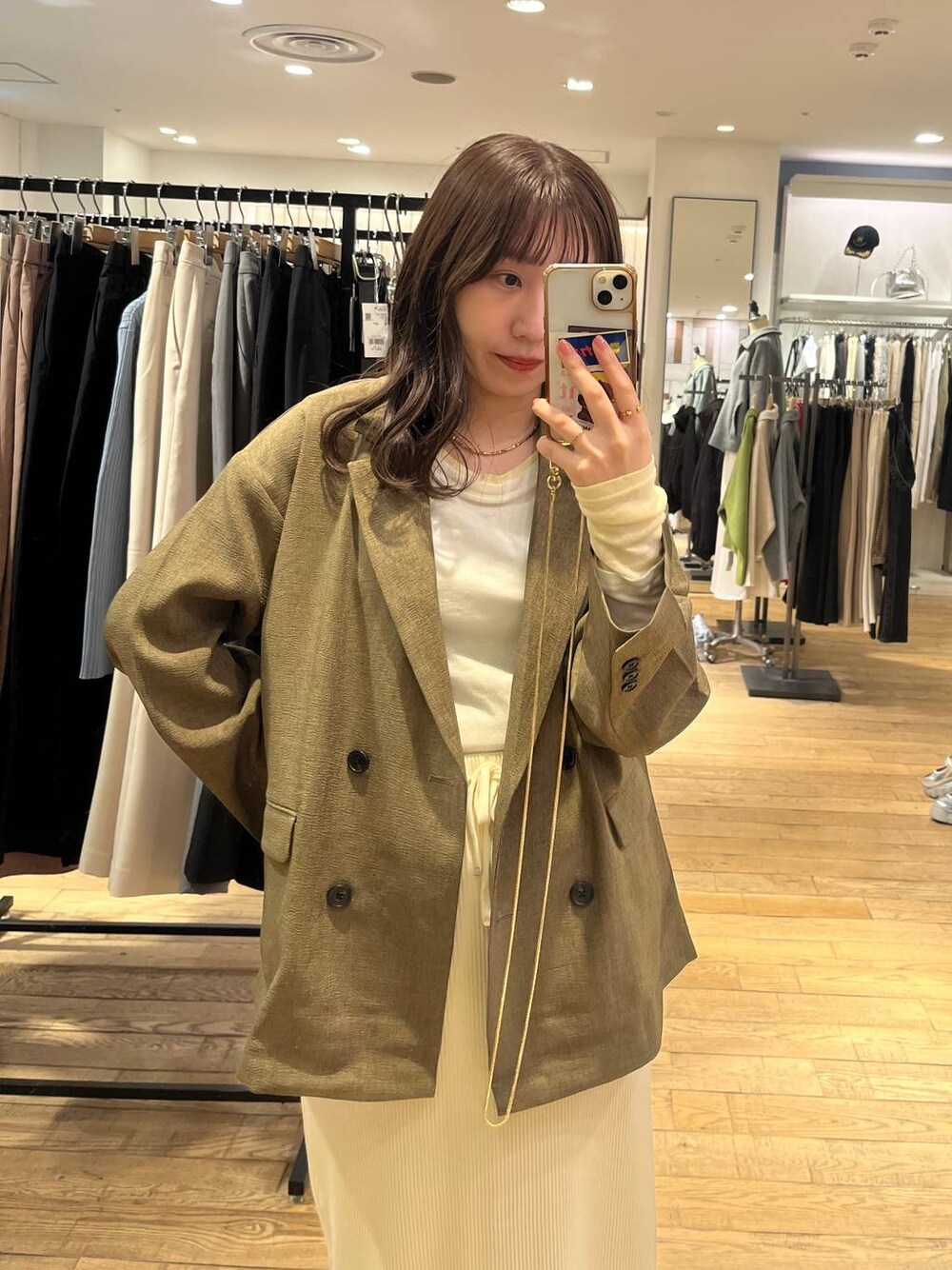 「着痩せ・細見え、差し色コーデ、ワントーン、ローリーズスタイル_LOWRYS FARM、LOWRYS FARM、ジャケット、スカート、Tシャツ、春コーデ」｜「LOWRYS FARMのカットリブタイトスカート　103920（スカート、ホワイト系）」を使った、maumauさん（レディース・160cm）の冬コーディネートの1枚目の写真