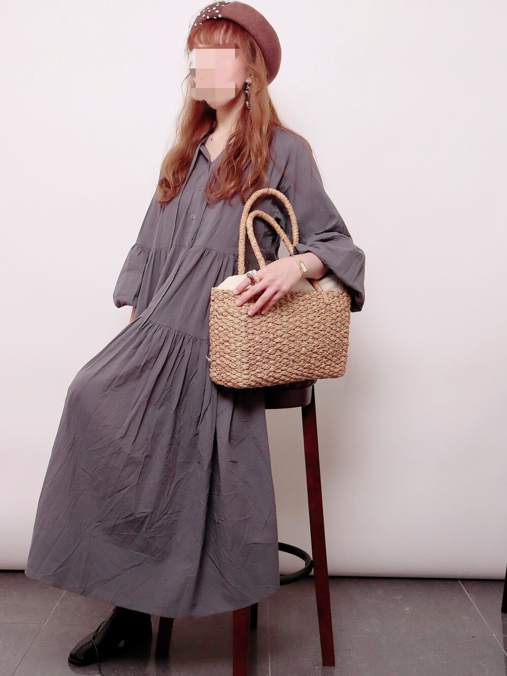 グレー系のワンピース、ブラック系のブーツ、ブラウン系のハンチング/ベレー帽を着用したレディースの秋コーディネートの1枚目の写真