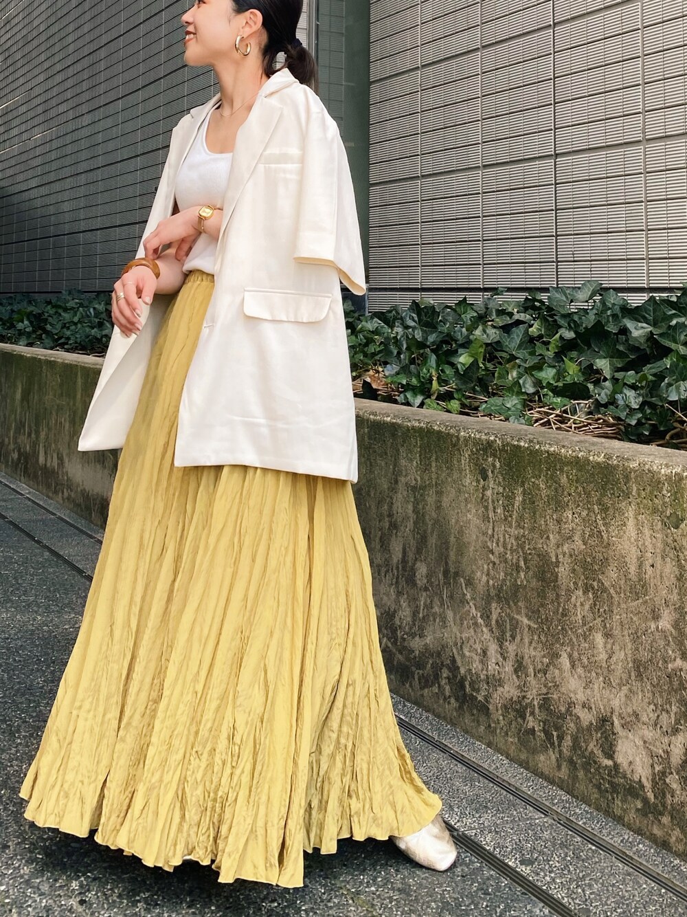 「大人コーデ、きれいめカジュアル、プリーツスカート、ジャケット、ワンショルダー、休日コーデ、カラースカート、Ungrid」｜「Ungridのハーフスリーブジャケット（テーラードジャケット、ホワイト系）」を使った、藤野有美さん（レディース・155cm）の夏コーディネートの1枚目の写真