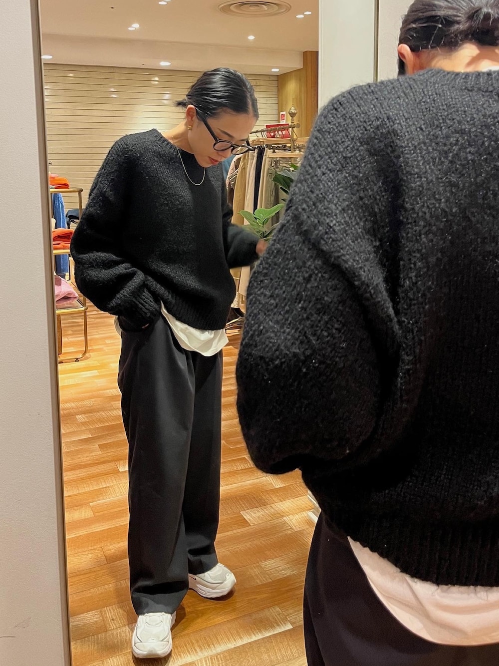 「Ungrid、アングリッド、大人カジュアル、シンプルコーデ、シンプルスタイル、スニーカーコーデ、ストレートパンツ、黒コーデ、黒、黒縁メガネ、黒ニット、モヘアニット、クルーネックニット、スニーカー、ナイキスニーカー」｜「Ungridのカラーモヘア混ルーズニット（ニット/セーター、ブラック系）」を使った、藤野有美さん（レディース・155cm）の冬コーディネートの1枚目の写真