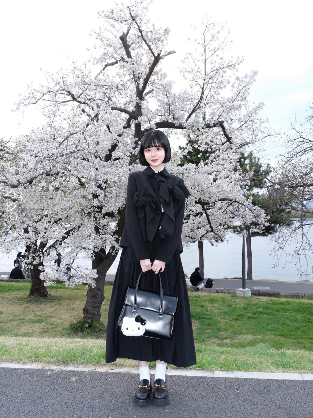 「春めき満開コーデ、ジャケット、春色、春服コーデ、お花見コーデ、オトナ女子、ゆるコーデ、お花見、春、モノトーンコーデ、リボン、最近のいい感じコーデ、セットアップ」｜「COMME des GARCONSのアイテム（ハンドバッグ、ブラック系）」を使った、ameさん（レディース・165cm）の春コーディネートの1枚目の写真