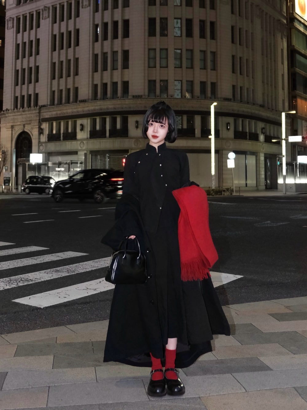 「真冬のあったかスタイル、休日スタイル、大人カジュアル、オトナ女子、大人可愛い、ゆるコーデ、きれいめカジュアル、モノトーンコーデ、高身長コーデ、オトナカジュアル、シンプルスタイル、きれいめコーデ、着回しコーデ、スカートスタイル、初春コーデ」｜「COMME des GARCONSのアイテム（ハンドバッグ、ブラック系）」を使った、ameさん（レディース・165cm）の冬コーディネートの1枚目の写真
