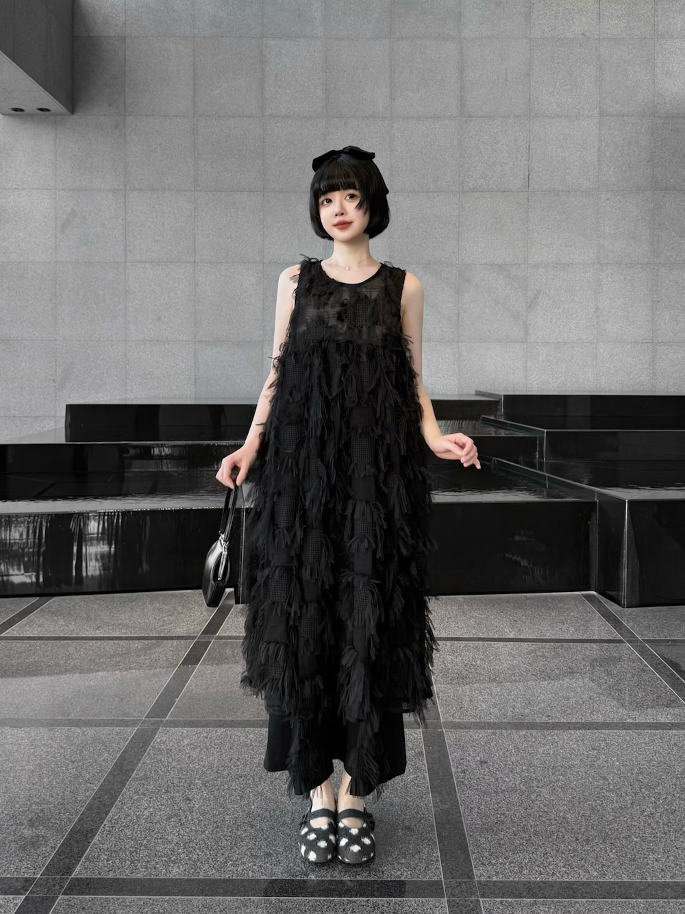 ブラック系のトートバッグ、ブラック系のワンピース/ドレス、ブラック系のシューズを着用したレディースの秋コーディネートの1枚目の写真