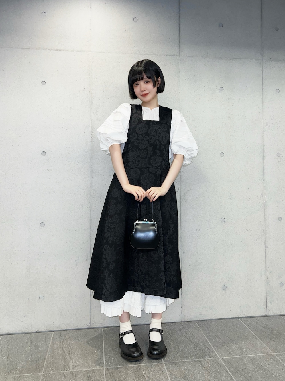 「新星WEARISTAにエントリー、秋冬コーデ、大人女子、シンプルコーデ、休日スタイル、ゆるコーデ、お洒落さんとつながりたい、クリスマスに着たい服、ファッションを楽しもう、大人かわいい、マイベストコーデ2023、高身長コーデ、冬」｜「COMME des GARCONSのアイテム（ハンドバッグ、ブラック系）」を使った、ameさん（レディース・165cm）の冬コーディネートの1枚目の写真