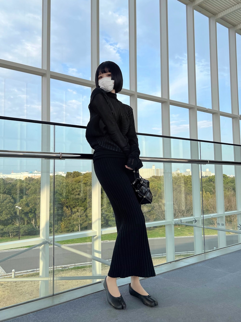 「春のNewスタイル、春ファッション、おでかけコーデ、シンプルスタイル、今日のコーデ、大人かわいい、ラクチンコーデ、休日スタイル、ワントーンコーデ、ブラック、キレイめ」｜「ISSEY MIYAKEのアイテム（トップス、ブラック系）」を使った、ameさん（レディース・165cm）の春コーディネートの1枚目の写真