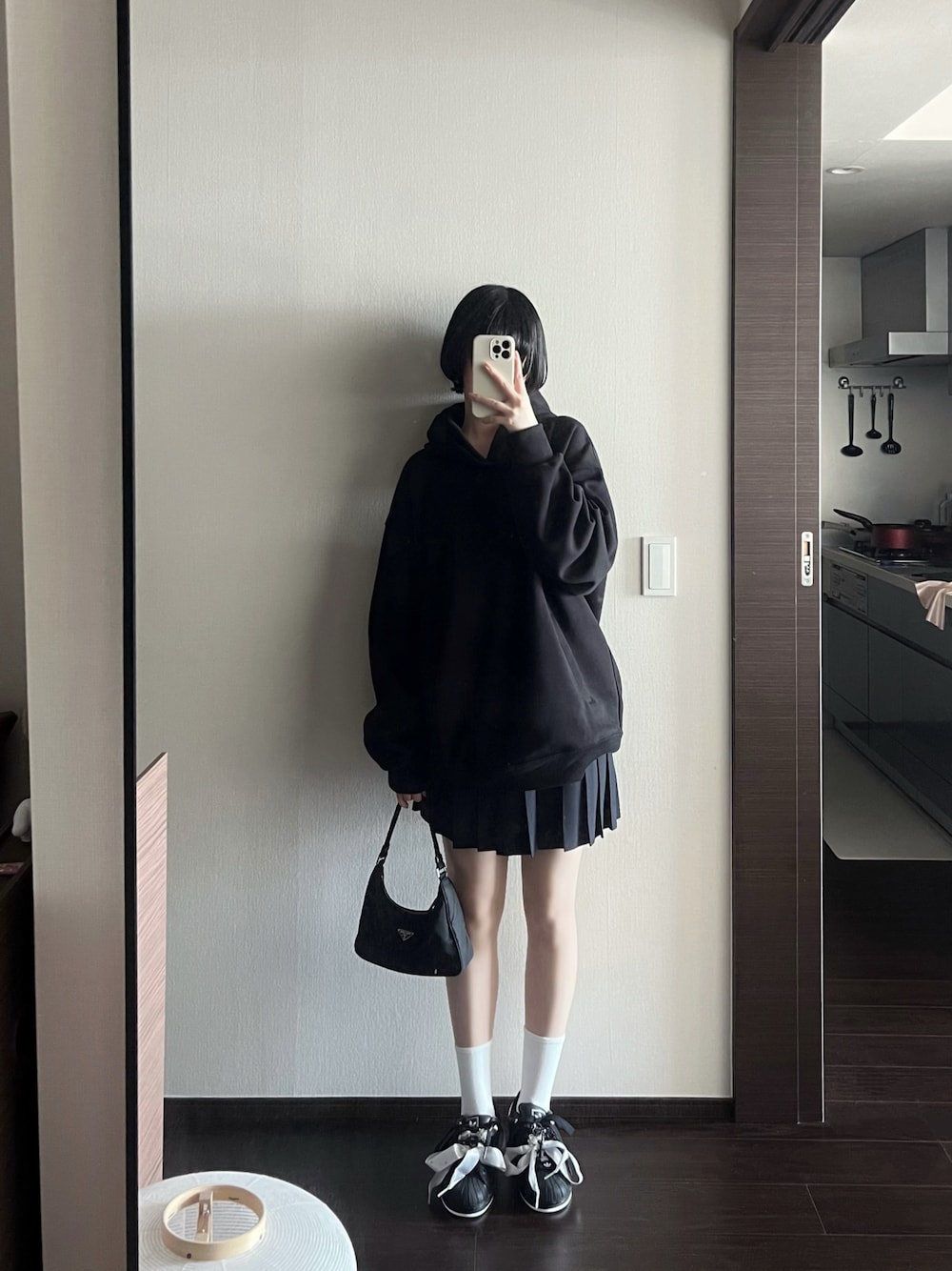 「セットアップ、韓国ファッション、大人カジュアルコーデ、ゆるコーデ、リラックススタイル、夏服、今日のコーデ、着回しコーデ、ootd、高身長女子、スニーカーコーデ」｜「adidas Originalsのアイテム（スニーカー、ブラック系）」を使った、ameさん（レディース・165cm）の春コーディネートの1枚目の写真