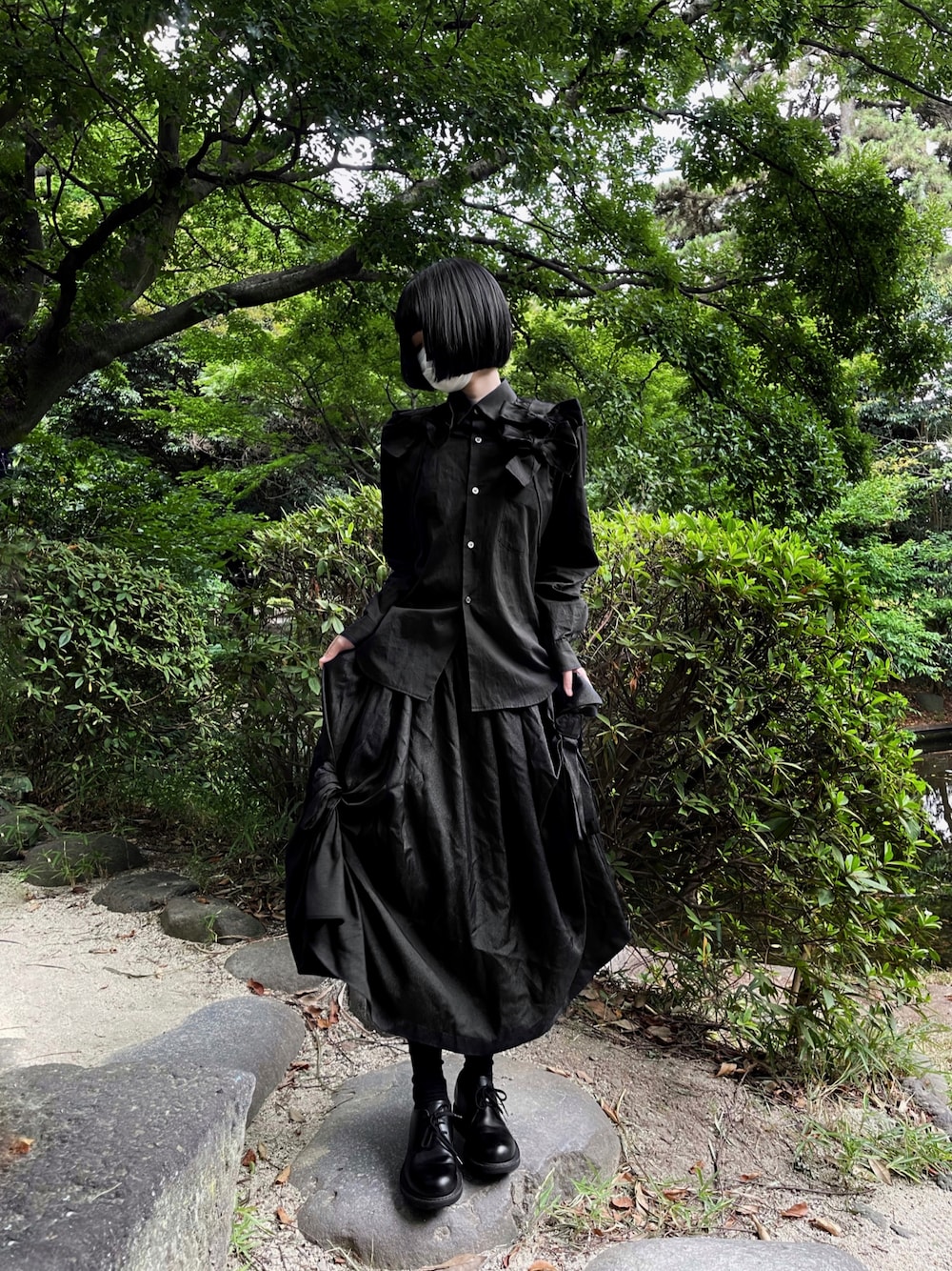 「休日スタイル、大人女子、きれいめカジュアル、大人コーデ、カジュアルコーデ、おしゃれさんと繋がりたい、シンプル、初秋コーデ、スカート、骨格ストレート、ワントーンコーデ、大人カジュアル、ブラックコーデ、オールインワン、シャツスタイル」｜「COMME des GARCONSのアイテム（シャツ/ブラウス、ブラック系）」を使った、ameさん（レディース・165cm）の夏コーディネートの1枚目の写真
